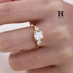 Anillo de Compromiso de Lujo con Diamante Cultivado en Laboratorio de 2 Quilates con Corte Cojín, Oro Rosa de 14K, Anillo de Tres Piedras con Diamantes Laterales en Forma de Pera, Certificado - Product Image 1