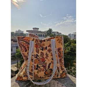 Bolso Tote Reversible Acolchado de Terciopelo con Estampado de Aves – Bolso de Hombro XL para Mujer – Logotipo Personalizado – Bolso de Moda para Viajes y Compras - Product Image 1