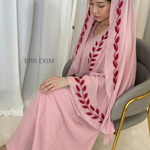 ชุดอาบายะห์ปักลายสีชมพูสุดหรูสำหรับผู้หญิง ชุดเดรสยาวแบบมุสลิมสุภาพเรียบร้อย พร้อมฮิญาบเข้าชุด ขายส่ง - Product Image 4