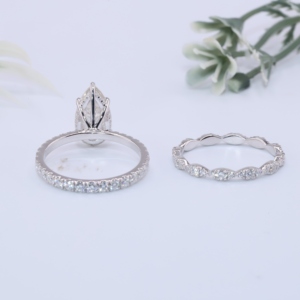 Anillo de compromiso de oro blanco de lujo con diamante de laboratorio talla pera y banda de boda a juego con pavé de marquesas festoneadas - Product Image 2
