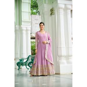 ชุดราตรีหรูหราพร้อมงานปักที่สวยงาม - Product Image 1