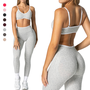 Conjunto de yoga de 2 piezas con estampado de leopardo para mujer, top corto con cuello redondo y tirantes finos, leggings de cintura alta - Product Image 1