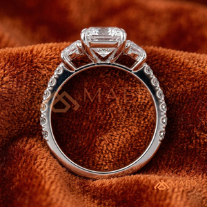 Élégante bague de fiançailles en argent sterling 925 avec trois diamants taille coussin et bande pavée pour femme - Product Image 1