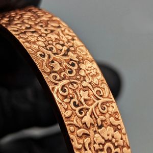 Bracelet en cuivre fait main avec motifs floraux en relief, unisexe, pour le bien-être, cadeau pour lui. - Product Image 4