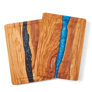 Planche à découper en bois d'olivier et résine époxy personnalisée, plateau de service de luxe en bois massif avec bord naturel pour charcuterie et fromages, avec rainure pour les jus - Product Image 1
