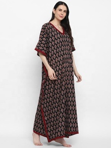 Kaftan de algodón transpirable suave con cuello en V con motivo de flor estampado de bloque de mano negro con borde granate - Product Image 3