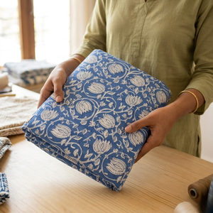 Tela de Algodón Premium con Estampado a Mano en Azul Índigo |   Tinte Vegetal Orgánico, Material Artesanal Floral para Prendas y Decoración del Hogar - Product Image 2