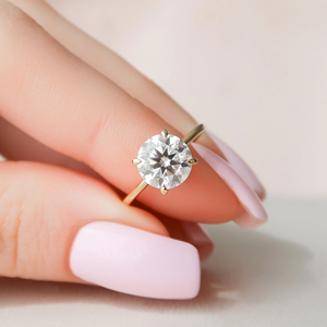 แหวนหมั้นเพชรทรงกลมเจียระไนแบบบริลเลียนท์ 14K ทองคำ ประดับเพชรเลี้ยงในห้องปฏิบัติการ รับรองโดย IGI สี D สไตล์คลาสสิก - Product Image 1