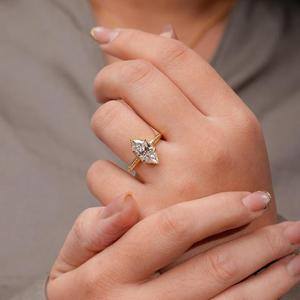 Bague de fiançailles et de mariage solitaire en or jaune avec diamant taille marquise néerlandaise, sertie à griffes, d'inspiration vintage - Product Image 1