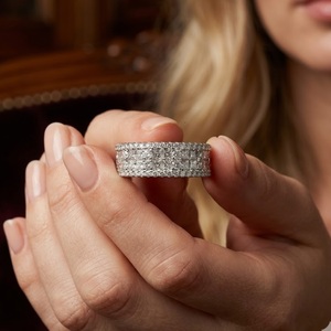 Bague demi-alliance pour femme en or blanc 18 carats de haute qualité, coupe princesse classique, sertie en canal, pour mariage et soirée - Product Image 4