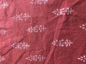 ผ้าฝ้ายแท้ 100% พิมพ์ลายด้วยมือ สีแดงเข้มพื้นขาว ลายบูติแบบชาติพันธุ์ |   ตลาดขายส่งเจียปุร์ - Product Image 2