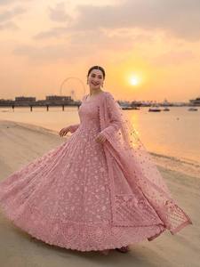 ชุดสาหรี่กะมีซแบบดั้งเดิมสำหรับผู้หญิง สีชมพู ปักลายยาวถึงพื้น ผ้าเรยอน ชุดแต่งงาน ชุดพื้นเมืองอินเดีย ปากีสถาน - Product Image 2