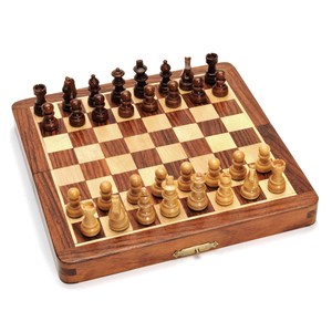 Jeu d'échecs en bois artisanal, plateau d'échecs magnétique pliable, pièces Staunton artisanales, jeu de société en bois portable - Product Image 1