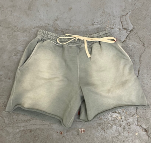 Shorts rouges personnalisés de qualité supérieure pour hommes, effet vintage, 100% coton molletonné 450 g/m², disponibles en plusieurs couleurs. - Product Image 2