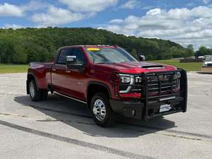 Camioneta Silverado 3500HD 2025 de tamaño completo con tracción en las cuatro ruedas y capacidad todoterreno X31, diseñada para rendimiento y durabilidad - Product Image 4