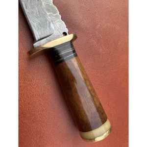 มีดสกินเนอร์เหล็กดามัสกัสทำมือ ด้ามจับตามหลักสรีรศาสตร์ เหมาะสำหรับตั้งแคมป์กลางแจ้ง พร้อมปลอกหนังทนทาน - Product Image 6