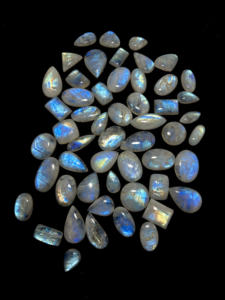 Ventas calientes en la mejor calidad a granel Natural Rainbow Moonstone Cabochon Loose Blue Fire Gemstones para la fabricación de joyas Mix Size Shape - Product Image 2