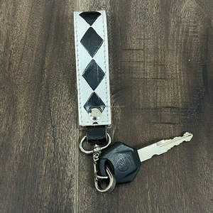 Nuevo Llavero de Cuero a Cuadros Personalizado con Correa para la Muñeca y Cierre Metálico, Accesorio de Lujo para Automóvil, Perfecto para Uso Diario - Product Image 4