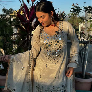 Conjunto de salwar kameez moderno y a la moda, hecho con tela 100% Georgette y adornos de espejo, con un kameez de excelente ajuste, a precio de mayorista. - Product Image 1