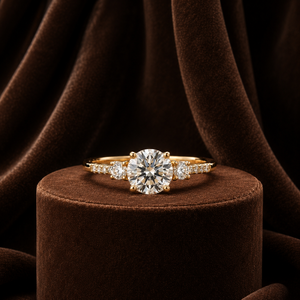 Anillo de Compromiso de Oro Amarillo de 14K con Corte Brillante Redondo, Anillo de Novia con Moissanita y Tres Diamantes - Product Image 1
