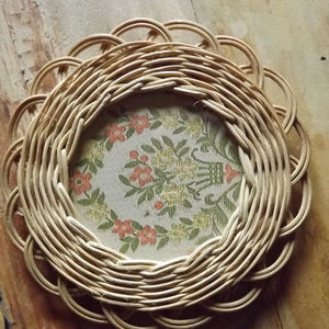 Elegante Posavasos Redondo de Ratán con Diseño Floral, Tapete Decorativo para Centro de Mesa, Cocina y Decoración del Hogar, de la India - Product Image 1