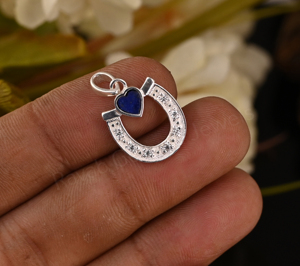 Pendentif unisexe en argent 925 avec serti en forme de cœur de 5 mm en lapis-lazuli, design fer à cheval, pavé de zirconiums cubiques, best-seller. - Product Image 4