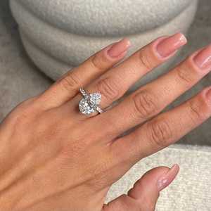 Anillo de Compromiso de Oro de 18K con Diamante Cultivado en Laboratorio de Corte Pera de 5.50 Quilates para Mujer |   Anillo de Boda Solitario Impresionante - Product Image 3