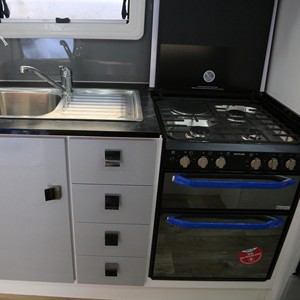 Remolque Camper 4x4 de Acero Inoxidable para Viajes Todoterreno, Caravana, Casa Rodante con Cocina, Unidad para Aventuras y Turismo - Product Image 6