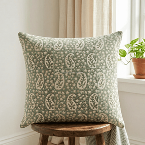 Housse de coussin carrée en coton indien imprimée, avec motifs bohèmes et tons naturels pour la décoration intérieure - Product Image 1