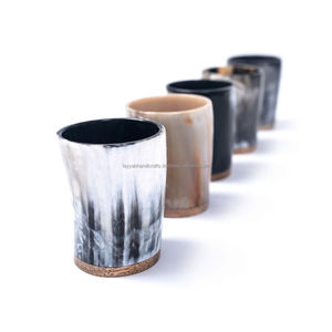Verre à boire artisanal en corne avec gravure à la main exquise - Product Image 1