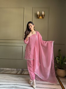 Conjunto de Kurti de Seda Crujiente de Diseñador AARIKA TEXTILE, Patiala y Dupatta con Encaje Zardosi, Estilo Tradicional Punjabi para Bodas y Fiestas - Product Image 4