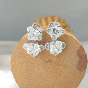 Pendientes de diamantes con corte cojín y piedras laterales en oro blanco, una combinación deslumbrante de brillo suave y elegancia refinada, hechos para destacar. - Product Image 1