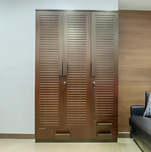 Un ensemble de placards en bois rustiques et modernes avec portes coulissantes fluides et poignées encastrées intégrées, disponible à prix de gros. - Product Image 4