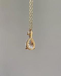 Colgante de Diamante Corte Pera de Lujo en Oro Amarillo con Collar de Diamantes Redondos Brillantes, Joyería Fina Atemporal, Regalo para Mujer - Product Image 2