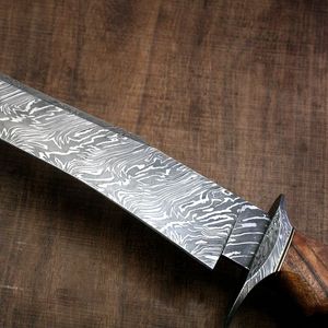 Couteau de chasse Bowie personnalisé en acier Damas fait main, fourreau en cuir et bois de rose, forgé, ultra-affûté, 58HRC, haute durabilité - Product Image 4