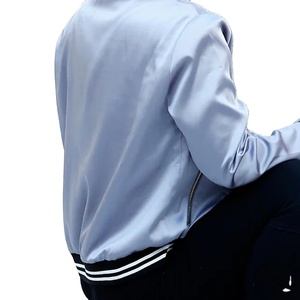 แจ็กเก็ตบอมเบอร์ระบายอากาศได้ดีสำหรับผู้หญิงเสื้อแจ็กเก็ตแบบมีซิปด้านบนแบบเต็มมีซิปสำหรับใส่กลางแจ้งออกแบบโลโก้ได้ตามต้องการ - Product Image 2