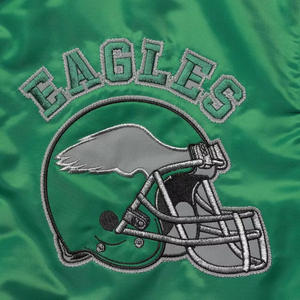 เสื้อแจ็คเก็ตวาร์ซิตี้สีเขียวแบบกำหนดเองสำหรับผู้ชาย แขนเสื้อสีเทา พร้อมแผ่นปะรูปหมวกนิรภัย เสื้อแจ็คเก็ตบอมเบอร์ขายส่ง ชุดยูนิฟอร์มเบสบอลแบบ Letterman - Product Image 4