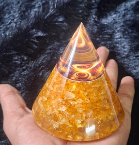 Pyramide d'orgonite en citrine naturelle, générateur d'énergie en cristal, pyramide de guérison Reiki faite à la main, attraction de richesse, décoration Feng Shui - Product Image 1