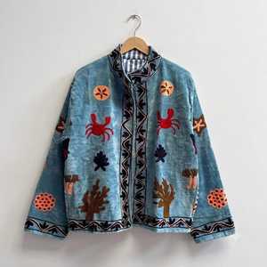 เสื้อแจ็คเก็ตกำมะหยี่ปักลายซูซานีสุดหรูหรา โดดเด่นใต้น้ำ สไตล์โบฮีเมียน สง่างาม ผลิตด้วยมือ สะดุดตา - Product Image 1