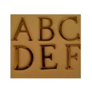 Letras del alfabeto de latón macizo 3D personalizadas para números de dirección de casa, placa de puerta de metal dorado pulido moderno, resistente a la intemperie. - Product Image 1