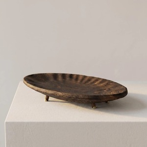Plateau décoratif en bois fait main, irrégulier et personnalisable, design moderne avec pieds en laiton, lot multi-pièces pour les fêtes - Product Image 1