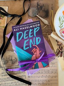 Deep End de Ali Hazelwood, livre en anglais à couverture souple, roman d'amour et de drame émotionnel - Product Image 1