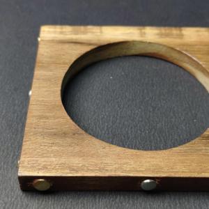 Brazalete de Madera Cuadrado con Grano Natural Ecológico – Pulsera de Perfil Plano Hecha a Mano por Artesanos – Tonos Bohemios y Terrosos Sostenibles - Product Image 5