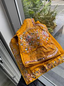 Chemisier de sari sans plis en soie, orné de broderies et de sequins, idéal pour les fêtes, le Diwali et les mariages - Product Image 4
