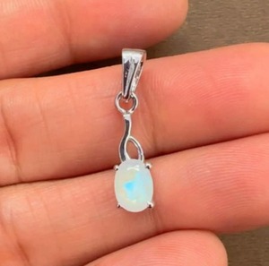 Colgante de plata de ley chapado en rodio con piedra lunar de corte ovalado, hecho a mano, minimalista, regalo para ella, joyería de junio. - Product Image 3