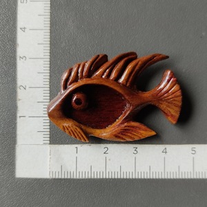 Collier avec pendentif poisson en bois, sculpté à la main, bijoux artisanaux en bois naturel, design artistique pour hommes et femmes - Product Image 3