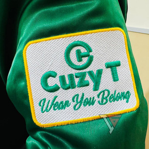 Chaqueta Bomber de Lona Satinada de Invierno con Nombre de Equipo Personalizado para Hombre, con Logotipo Frontal, Estilo Deportivo Vintage - Product Image 3