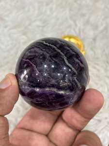 Esfera de cristal de amatista violeta con zonificación púrpura intensa, forma redonda pulida, subtil translucidez y característica mineral distintiva - Product Image 2