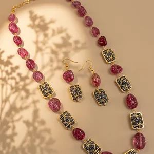 Parure Collier et Boucles d'Oreilles Géométriques en Cristal Rubis et Strass, Plaqué Or, Bijoux Vintage pour Femme, Idéal Soirée, Mode, en Alliage - Product Image 1