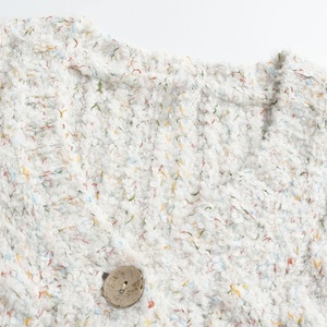 Cardigan en tricot blanc à col en V et manches longues pour femme, personnalisé avec logo OEM, style décontracté, simple boutonnage, avec boutons décoratifs pour l'hiver - Product Image 3